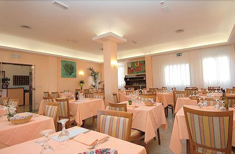 Hotel Stiefel Lignano Sabbiadoro Bagian luar foto