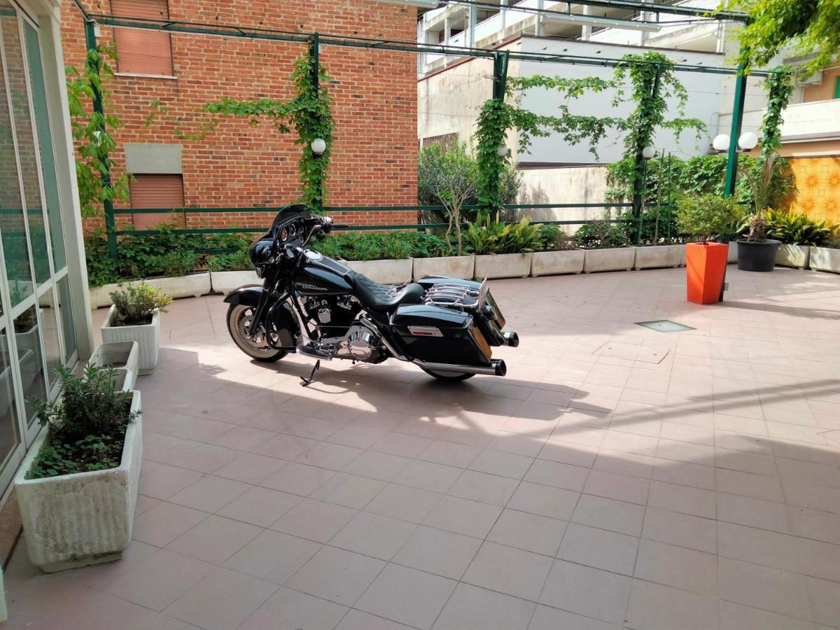 Hotel Stiefel Lignano Sabbiadoro Bagian luar foto