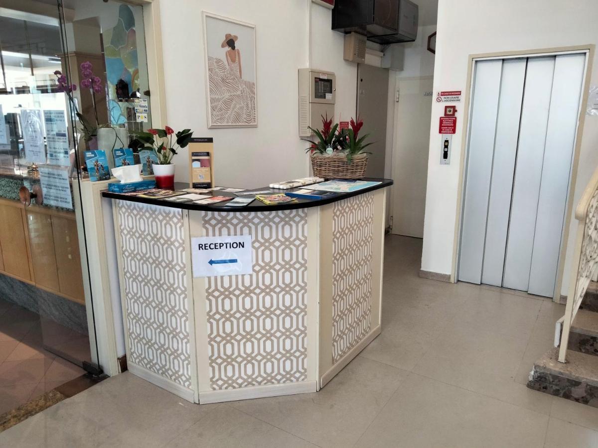 Hotel Stiefel Lignano Sabbiadoro Bagian luar foto