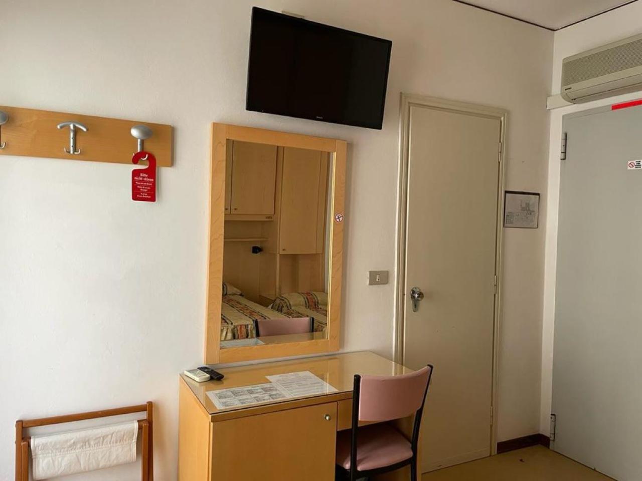 Hotel Stiefel Lignano Sabbiadoro Bagian luar foto