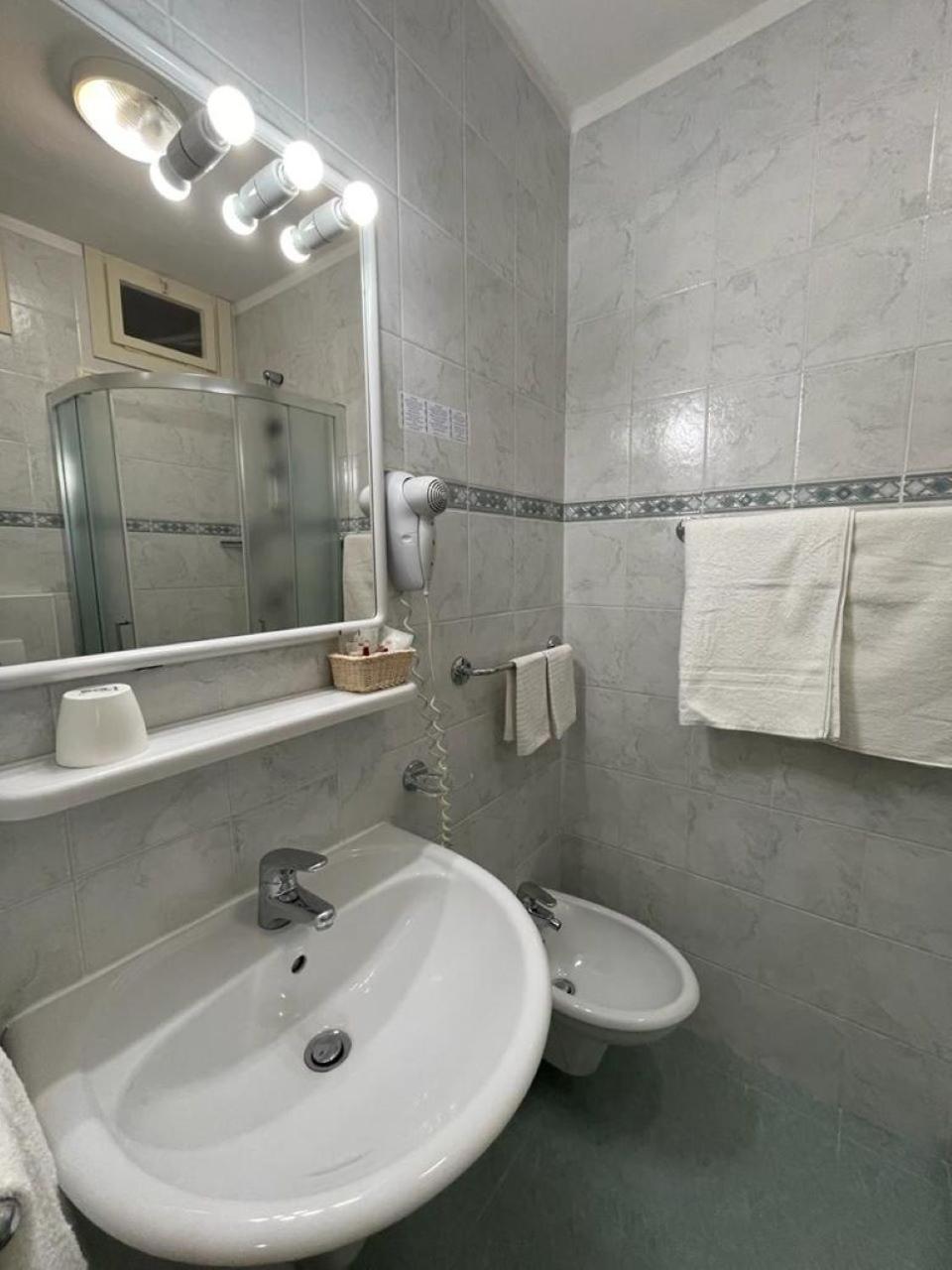 Hotel Stiefel Lignano Sabbiadoro Ruang foto