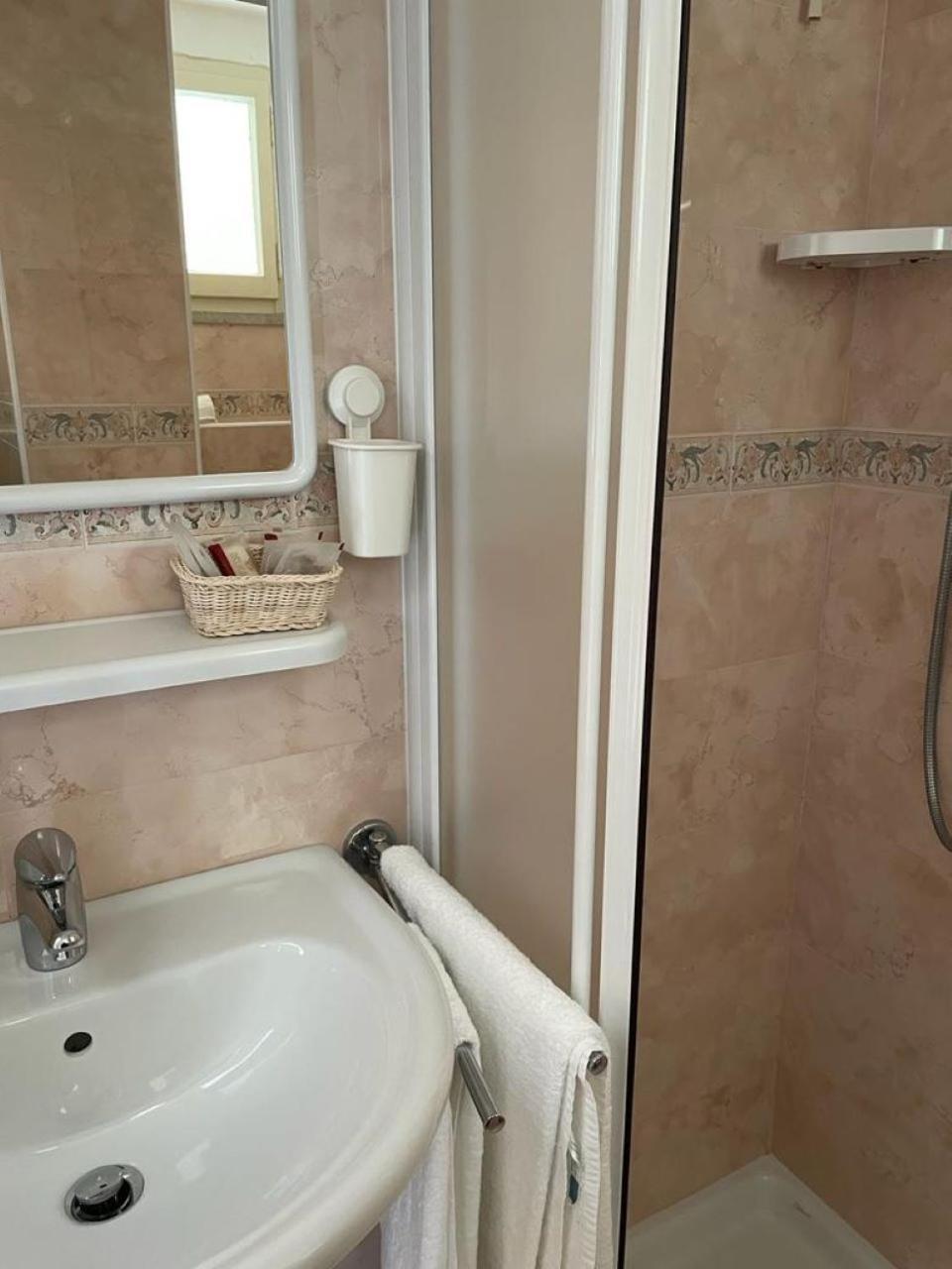 Hotel Stiefel Lignano Sabbiadoro Ruang foto