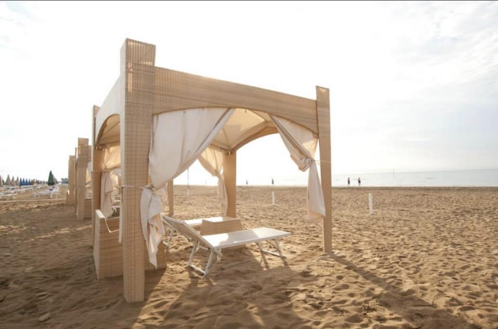 Hotel Stiefel Lignano Sabbiadoro Bagian luar foto