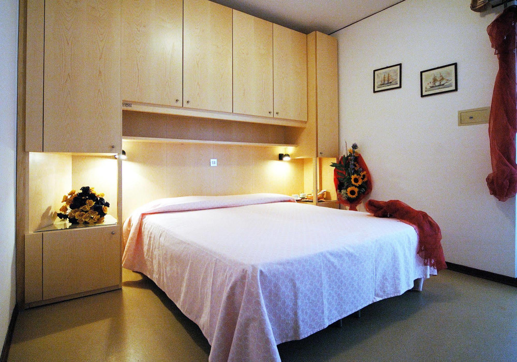 Hotel Stiefel Lignano Sabbiadoro Bagian luar foto