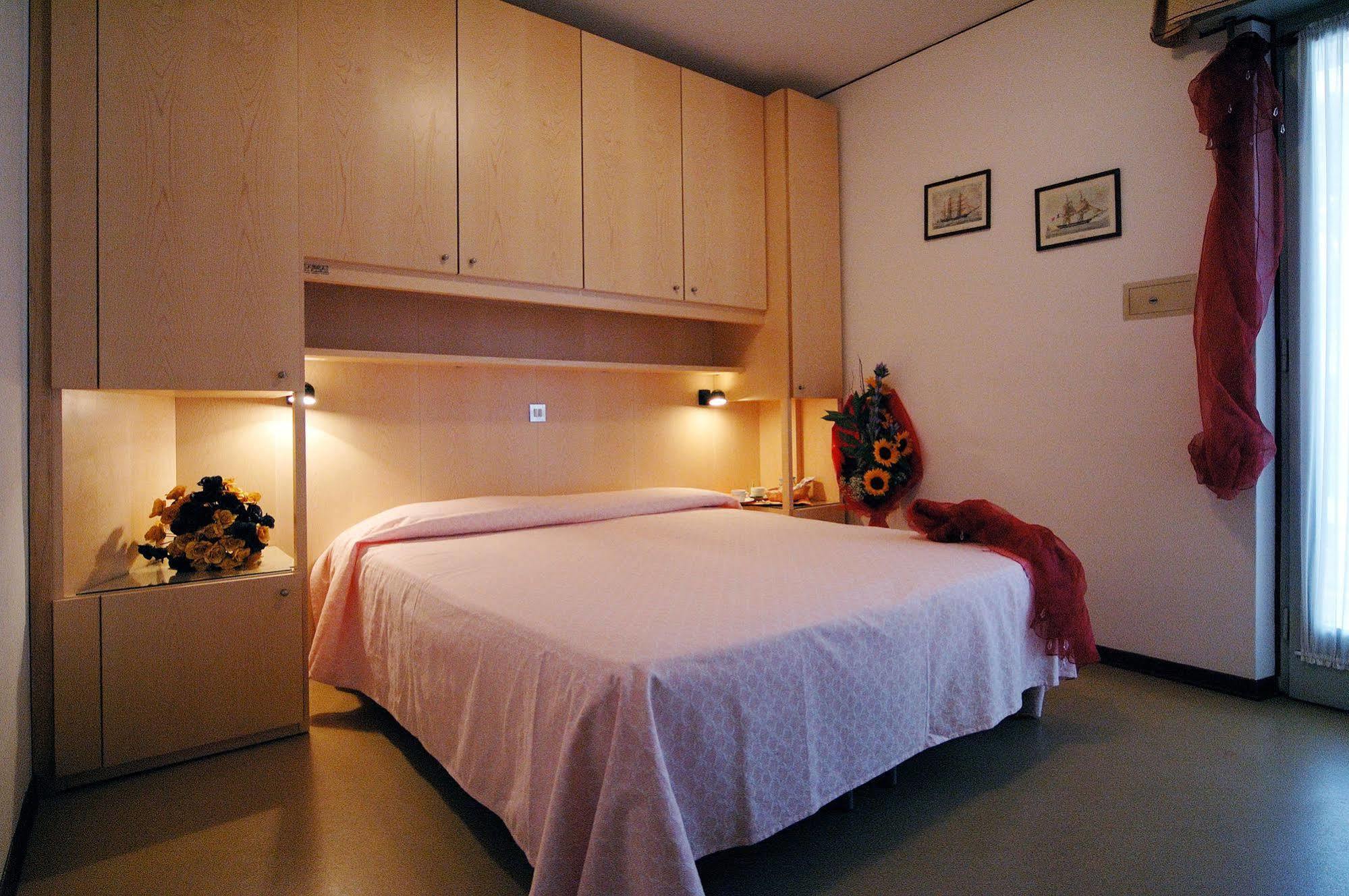 Hotel Stiefel Lignano Sabbiadoro Bagian luar foto