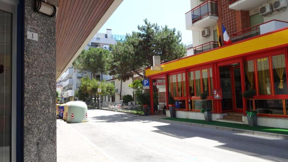 Hotel Stiefel Lignano Sabbiadoro Bagian luar foto